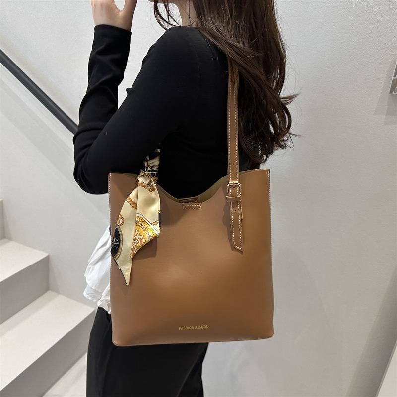 Summer New Fashionable Large-capacity Casual Handbag Retro Simple Commuting Shoulder Underarm Tote Bag