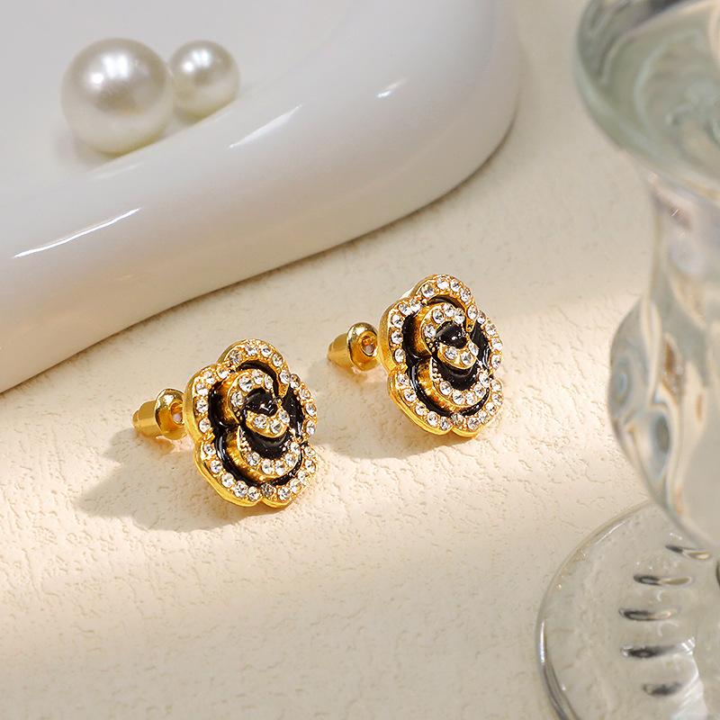 Delinmemiş kulaklar için mükemmel, şık manyetik elmas kulak klipsleri. Ünlülerin lüks görünümlerine hitap eden Japon-Kore moda aksesuarı.