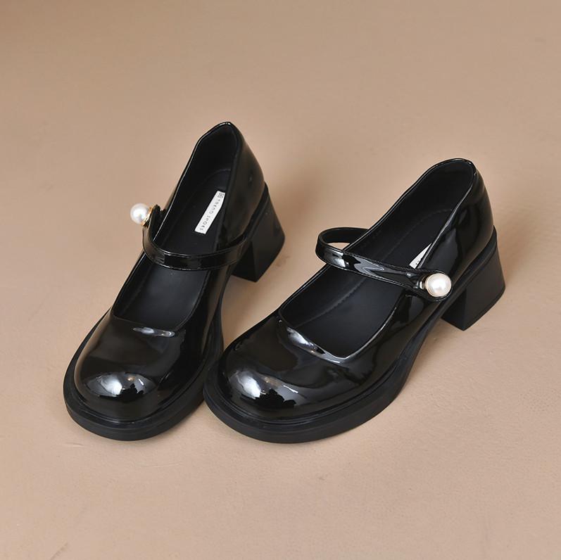 Dámské mělké kožené boty se sponou na silném podpatku