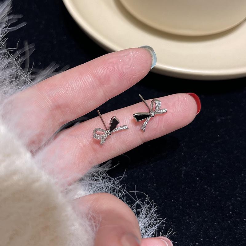 Sløyfe øredobber, japansk søt, små, friske svarte og hvite øredobber, nisjedesign mikrosirkon øredobber