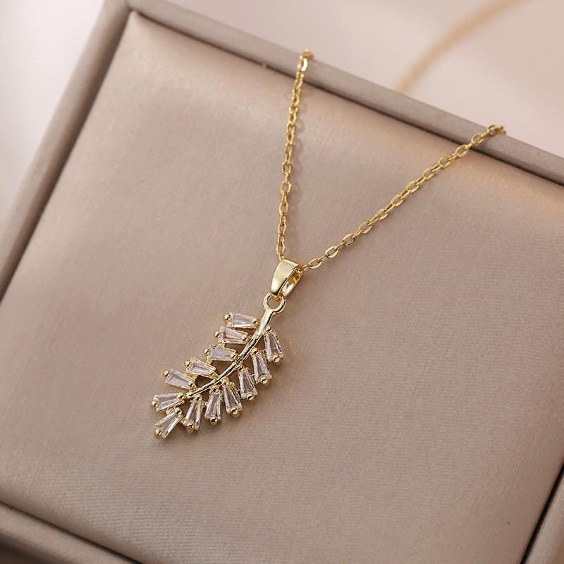 Women's Feather Clavicle Necklace: Japanese-Korean Style, Simple and Chic Design
