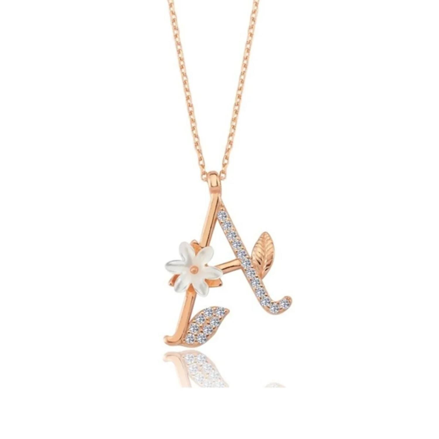 

Сверкающее серебряное ожерелье с цветком магнолии и буквой розового цвета