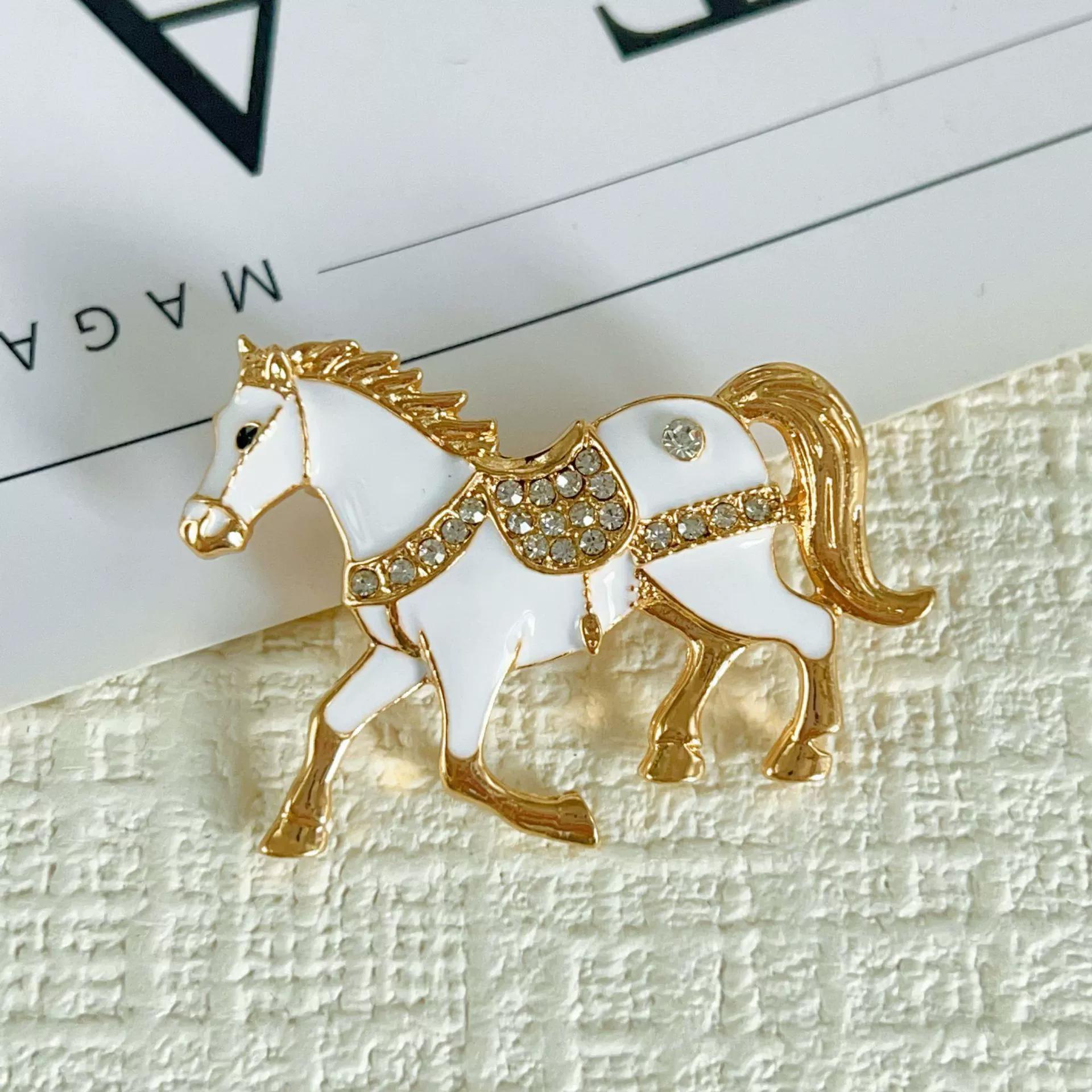

Retro Animal Horse Shape Brooches for Women Red White Enamel Oil Rhinestones Brooch Pins Clothes Accessories Trendy Zircon Gift