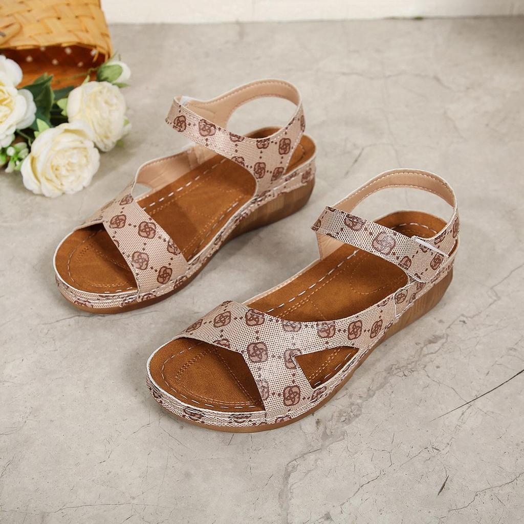 Keilsandalen in Kontrastfarbe für Damen – offene Zehenpartie mit gekreuzten Riemen, atmungsaktiv und bequem für den Sommer im Freien