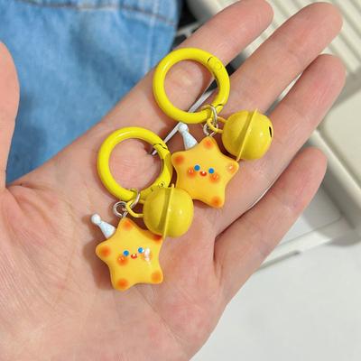 Schlüsselanhänger mit lächelndem Stern und Glöckchen, leicht, ideal als Geschenk für Freunde und Paare.