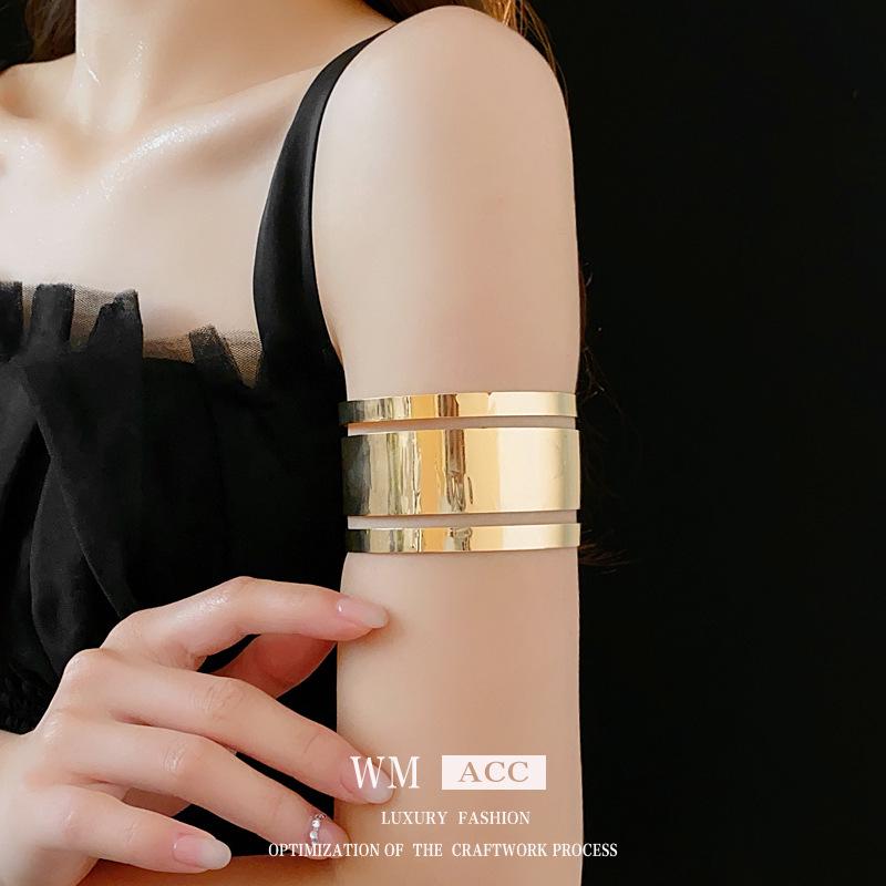 European & American Pleated Metal Bangle: Elegant Cold-Style Bracelet with High-End Luxury Design