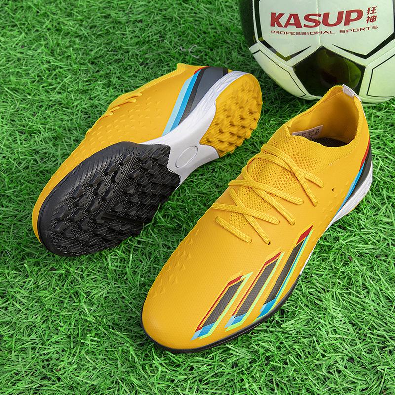Seamless football shoes men's shoes flying knitting outdoor sports artificial grass training football shoes new futsal