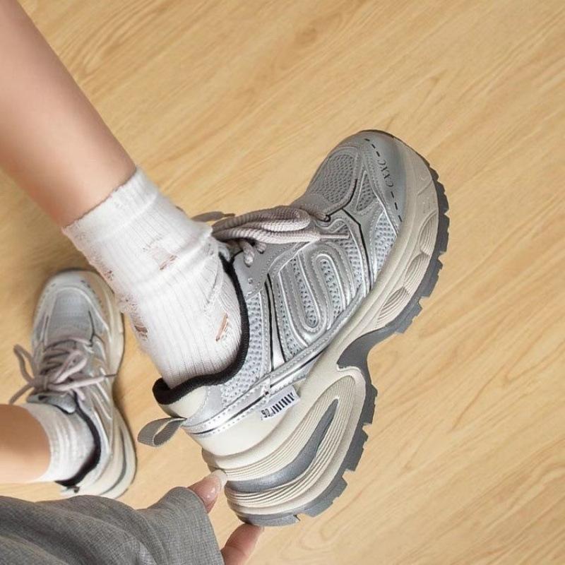 Silver visar fötter, små tjocksulade äkta mjukt läder pappa-skor, dam 2025 nya sommar Hong Kong-stil små sportskor