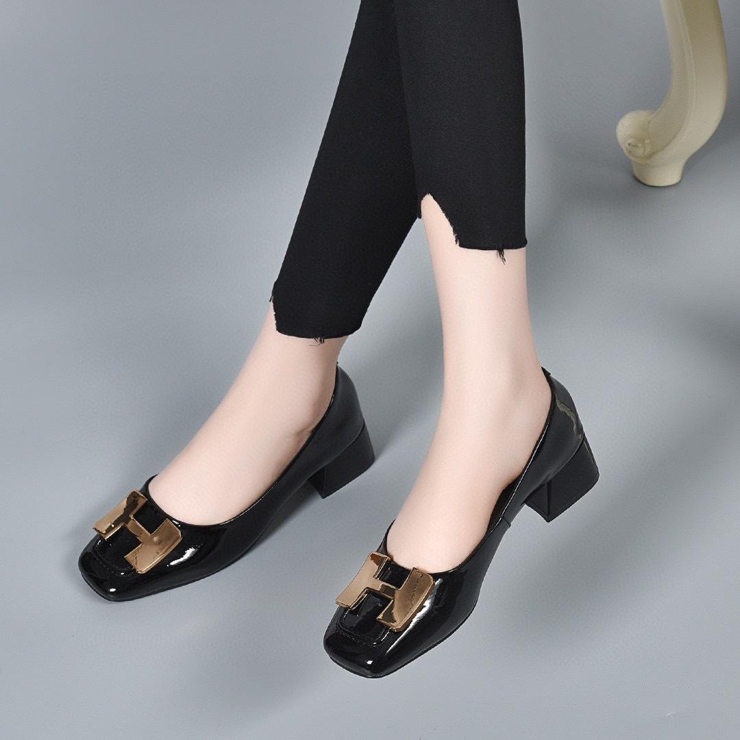 

Square head shallow mouth single shoes 2025 spring and summer new fashion foreign style first layer cow patent leather metal buckle middle heel squa 35