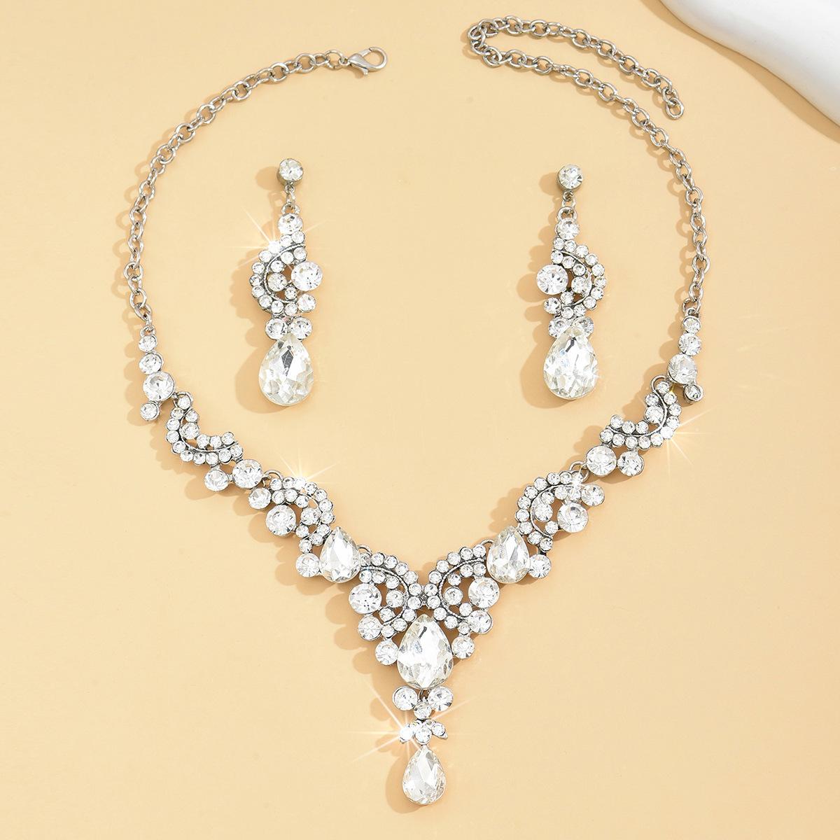 

Ladies Luxe Living Crystal Necklace Earring Jewelry Set 2 in 1 one size