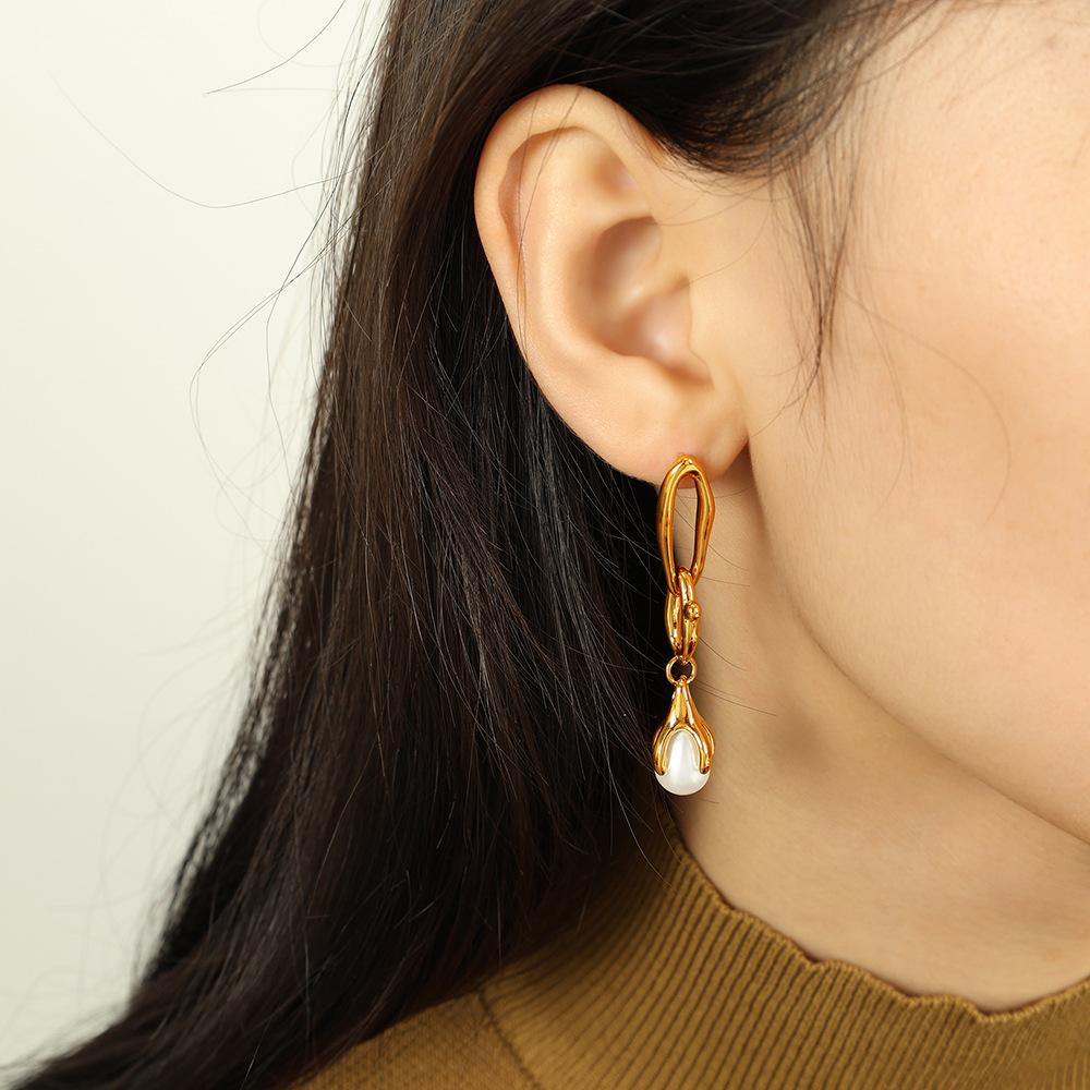 Plated 18K metal texture chain creative grab clip design elegant pearl accessories long women's earrings