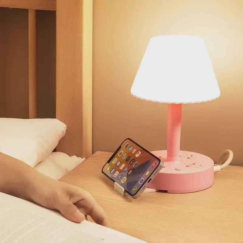 LED Nachttischlampe mit USB-Ladeanschluss und mehreren Steckdosen