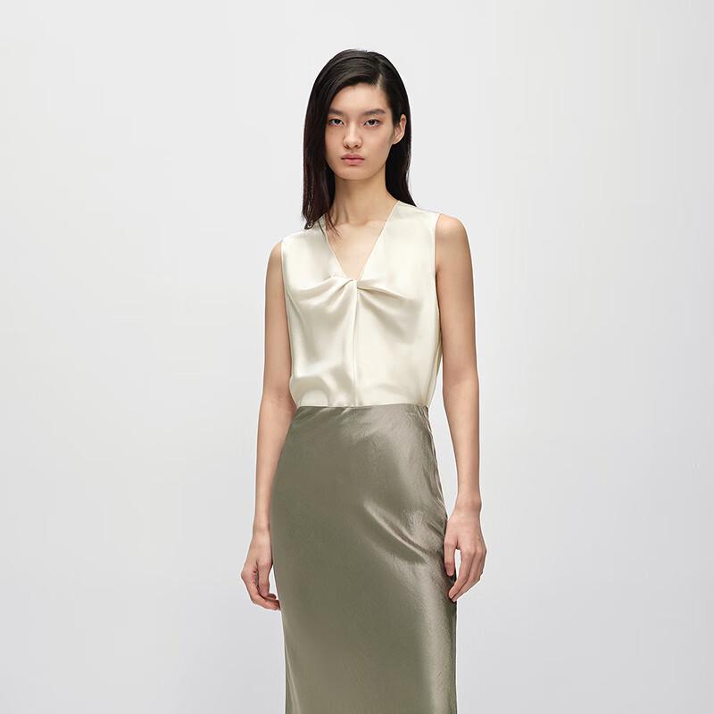 OVVOVV Elegant Satin V-Neck Sleeveless Top L