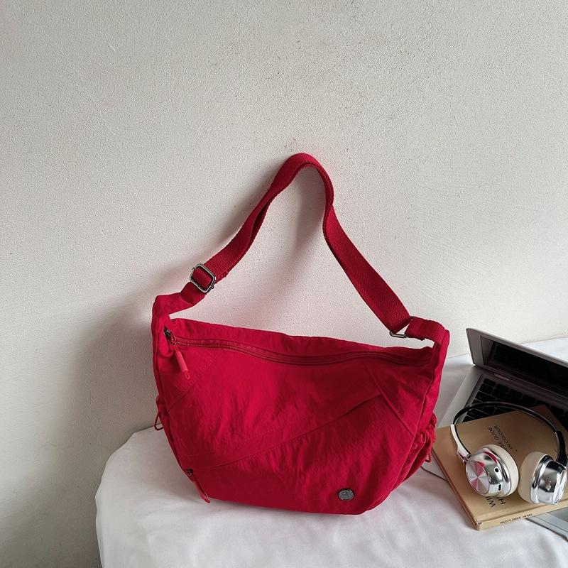 

2025 new fashionable large-capacity messenger bag simple high-value simple fashionable women s bag trendy commuter shoulder bag красный