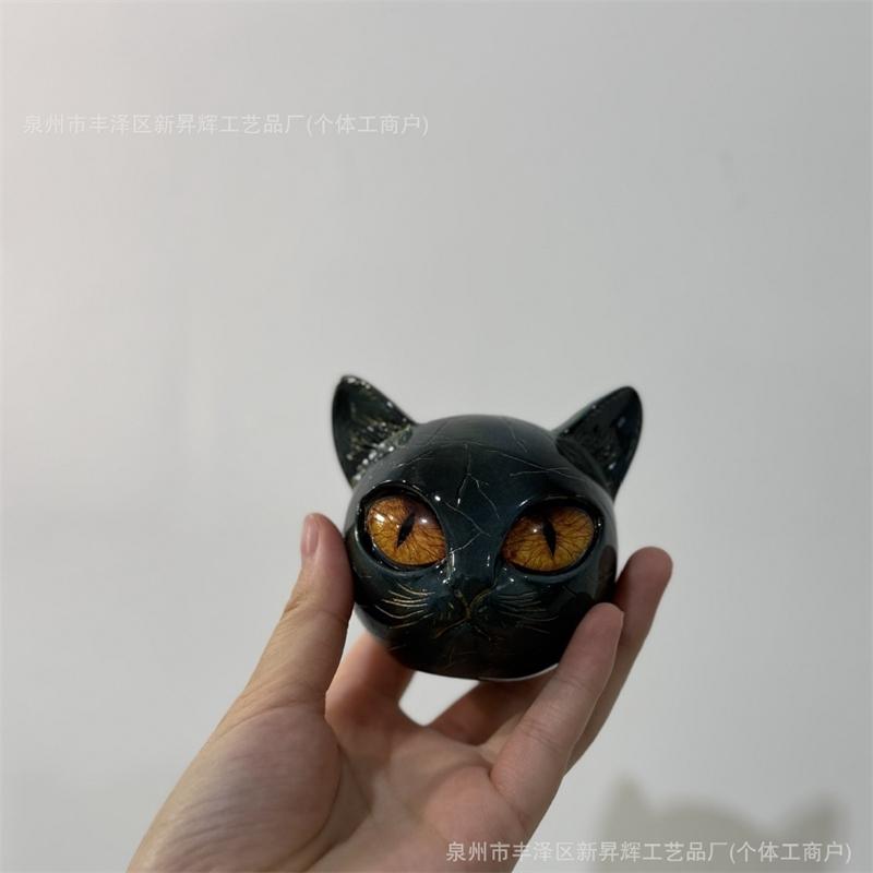 

Реалистичная каменная скульптура черной кошки с золотыми глазами. Уникальное полимерное украшение для домашнего декора и коллекционного показа.