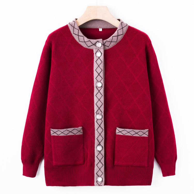 Matky středního věku a starší nosí jarní a podzimní svetrové bundy, starší oblečení, stará paní, babička, podzimní kardiganový svetr