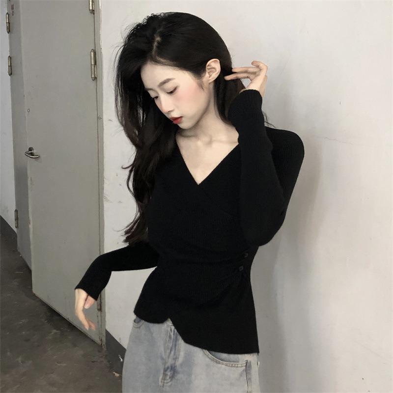 Black Deep V-neck Knitted Bottoming Shirt Popular for Women In Early Autumn, Irregular Slim Fit with Collarbone Long-sleeved Top