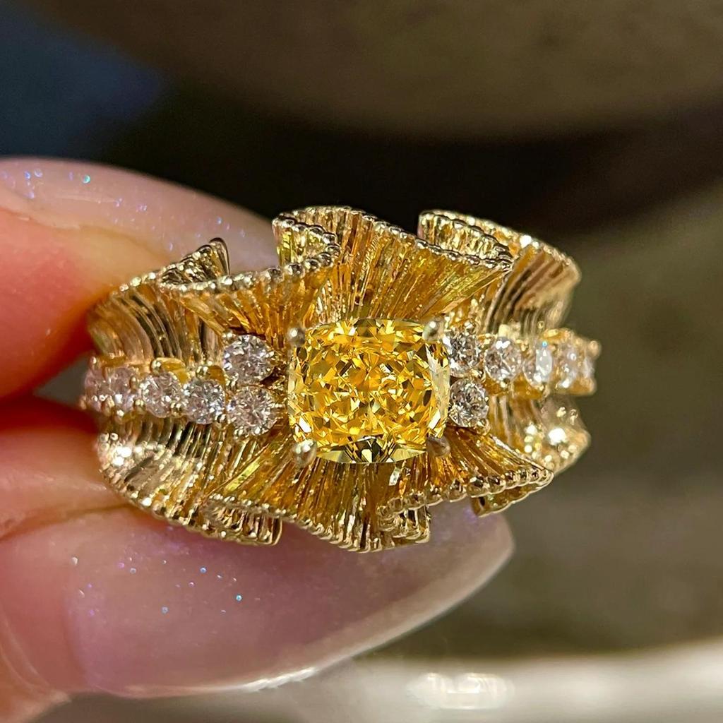 French Retro Lace Yellow Diamond Women's Ring - Hand-Brushed, Pleated, Forged Gold with Elegant Niche Design.