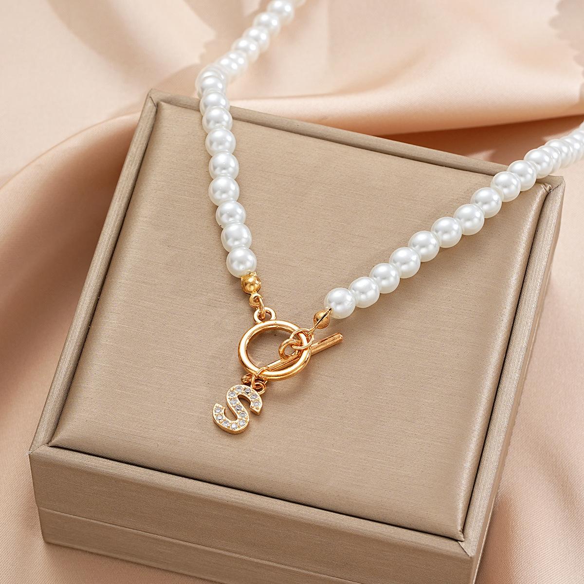 Hot-selling pearl chain OT buckle necklace, diamond-set 26-letter pendant, collarbone chain, name necklace.