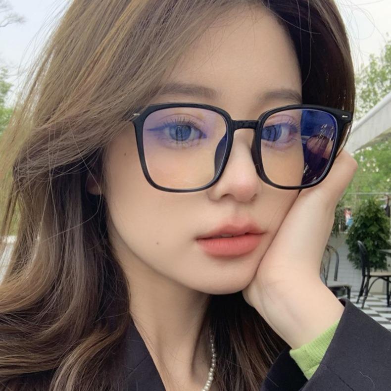 Stylish Retro Eyeglass Frames for Nearsightedness, Unisex Plain Glasses with Anti-Blue Light Protection