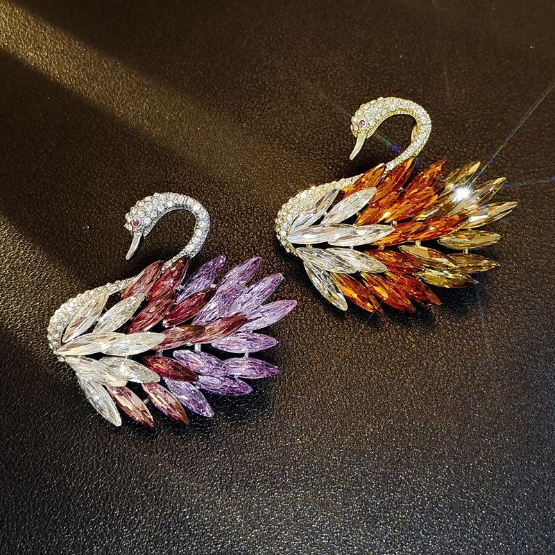 Light Luxury High-Grade Gradual Change Swan Brooch Heavy Industry Imitation Elegant Crystal Brooch Anti-Light Pin