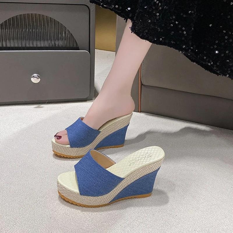 Chaussures à plateforme pour femme. Chaussures antidérapantes résistantes, décontractées et à la mode. Nouvelle collection été 2024