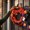 Halloween-Kranz mit Kürbis und Dekoration für festliche Wohnraumdekoration