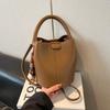 Niche retro hand bag women's new high-end texture daily commuting shoulder bag crossbody bucket bag