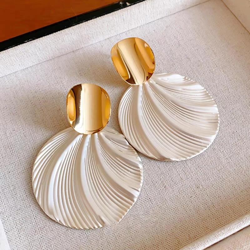 Elegant Sea Shell Clip On Earrings for Women Two Tone Geometric Dangle Earrings Banquet Holiday Jewelry Accessories