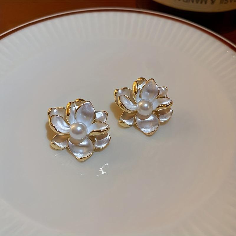 

Корейские серьги-пусеты в виде цветка с имитацией жемчуга и каплей масла для женщин Элегантные металлические серьги-лепестки Модные для вечеринки, свидания, подарки с цирконом золотой