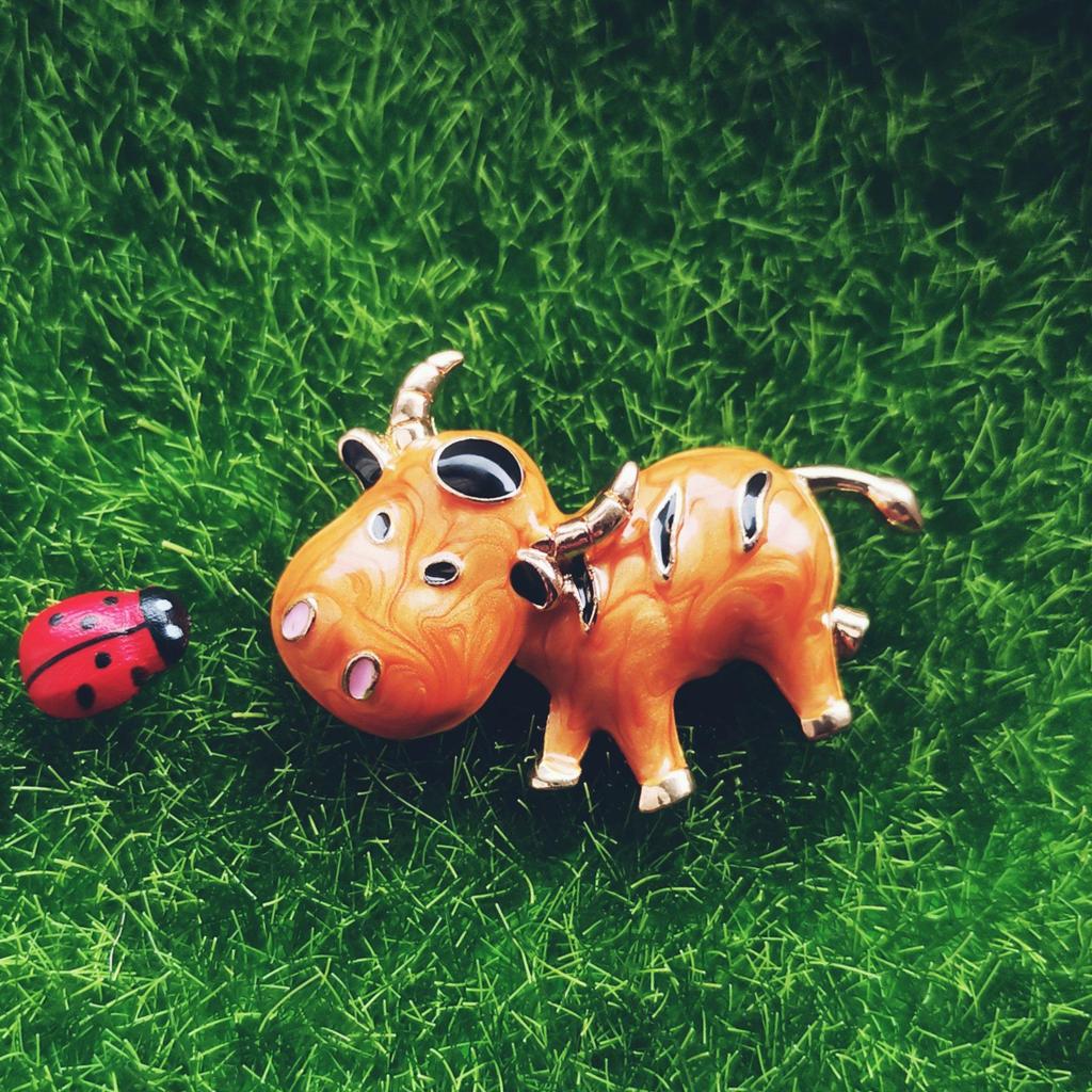 Blucome Latest Lovely Milk Cow Shape Brooch Zircon Animal Jewelry for Children Collar Scarf Pins