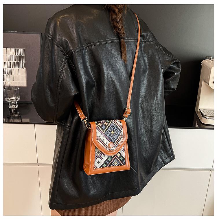 

2025 Этнический стиль, цветной блок, сумка-кроссбоди для телефона - Модная, универсальная, корейская нишевая сумка через плечо One Size чёрный