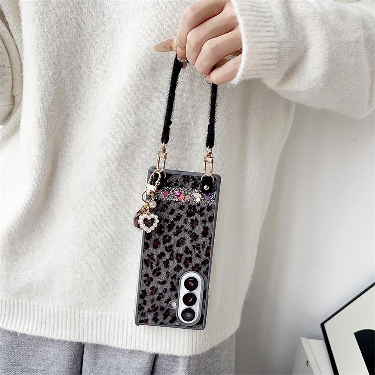 Applicable to Samsung ZFold7 folding leopard print splicing mobile phone case love plush portable ZFold6 anti-drop protective case