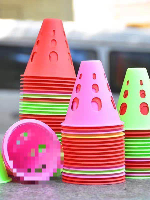 Slalom Training Cones: Windproof Roller and Ice Skating Obstacle Markers 20 mixed cones with net bag, perforated