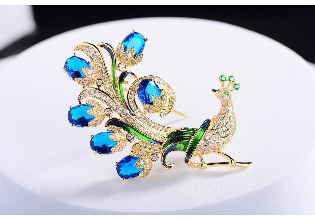Inlaid Colored Diamond Peacock Brooch: Luxurious Retro Palace Style with Pearlescent Elegance