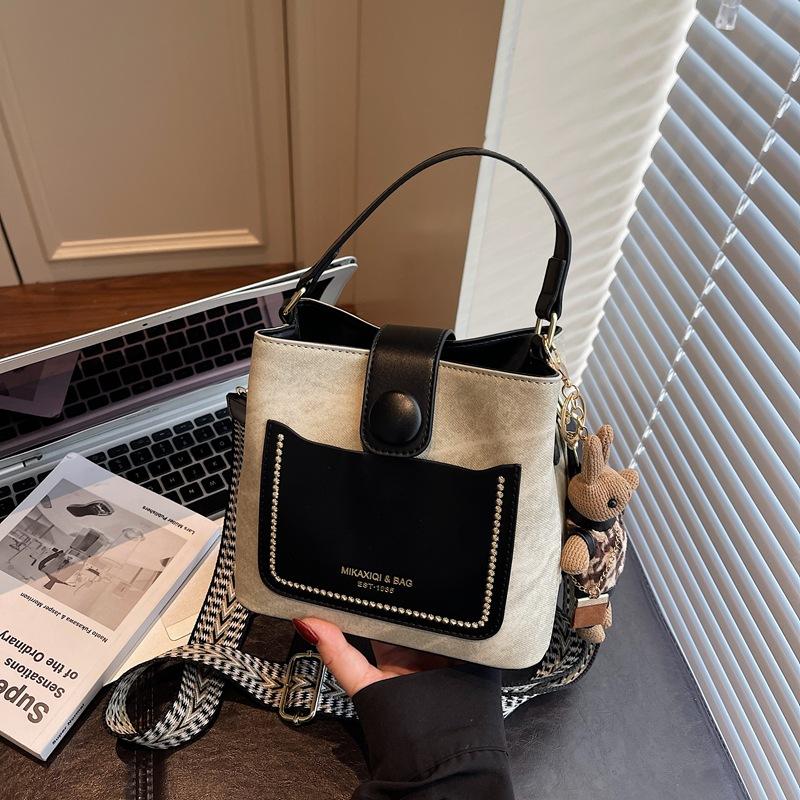 Retro high-end bag women's 2025 super fire Korean version fashion shoulder messenger bag niche design portable bucket bag