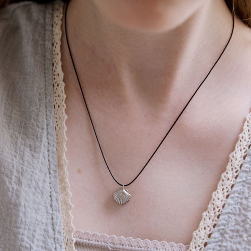 

MERRYMOTIVE Clam with black string necklace free