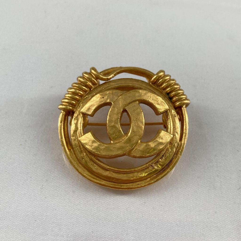 Used CHANEL Coco Mark Circle Brooch with Rice Grains, Gold