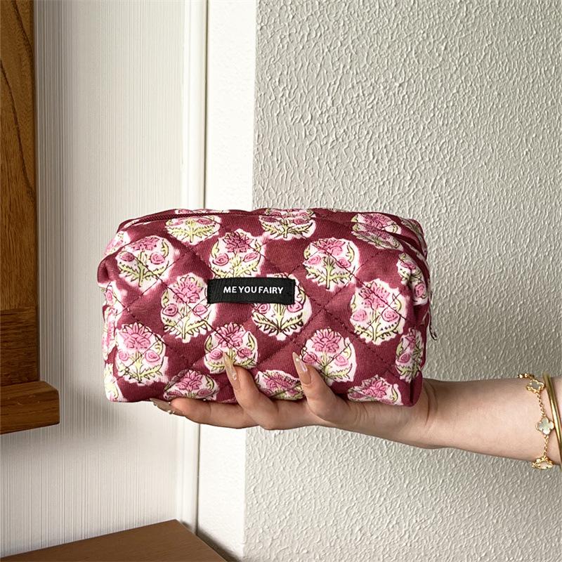 Cute Floral Quilted Makeup Bag Portable Coin Storage Travel Zipper Bag Compact Multi-Purpose Cosmetic Storage Pouch