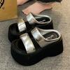 Ciabatte con plateau da donna estive moda 2025 nuovi sandali che aumentano l'altezza casual versatili muffin a fascia scarpe da spiaggia