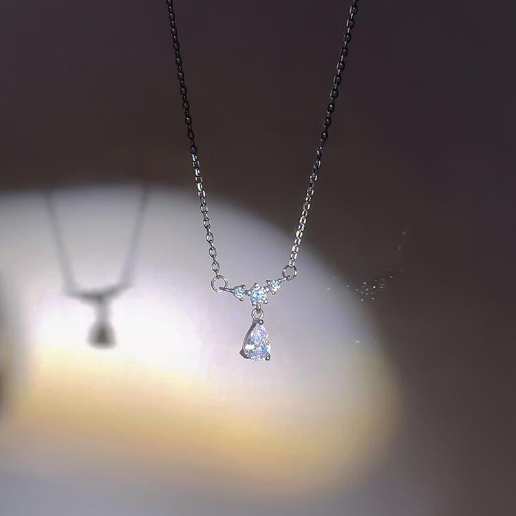 Korean Fashion Zircon Teardrop Necklace - Elegant and Minimalistic Clavicle Jewelry for Women