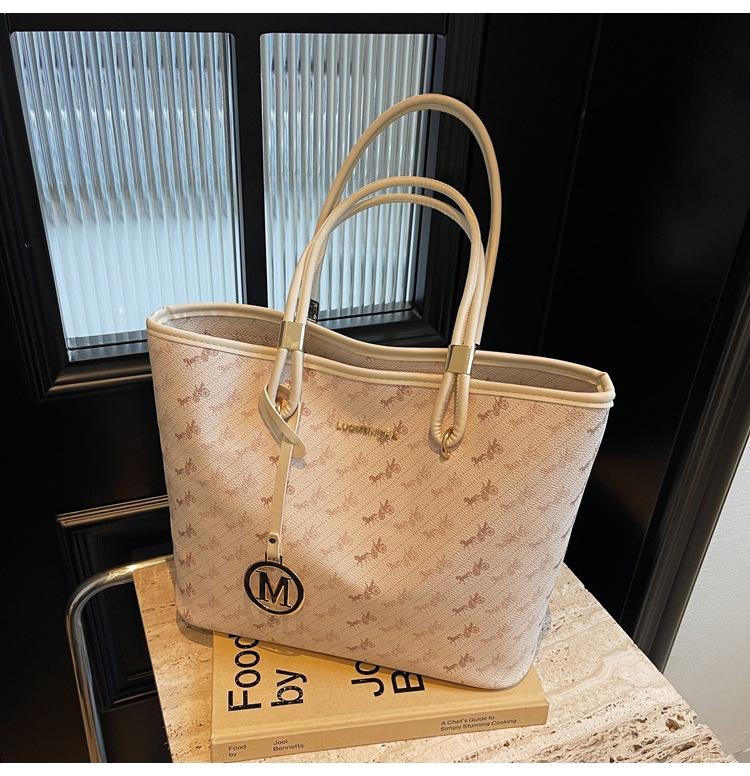 Tygväska dam 2025 ny väska med stor kapacitet höst och vinter mångsidig avslappnad axelväska premiumkänsla väska