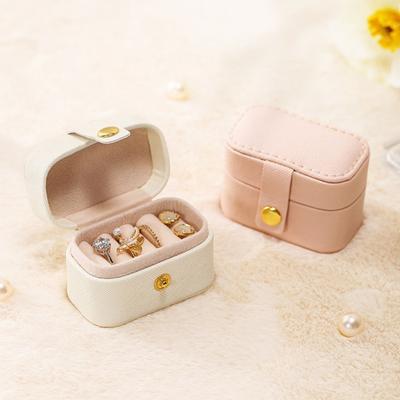 Excelente caja de almacenamiento de anillos, práctico organizador de pendientes de cuero sintético con múltiples rejillas, suministro de viaje, que ahorra espacio