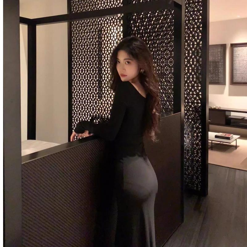 Atmosphere is popular in early autumn to wear women's new black fishtail dress and long dress.