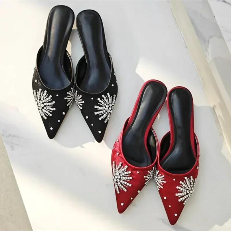 Fashion Fashion Satin Rhinestone Decoration Slide Sandals Women Sexy Pointed Toe Comfort Women Slippers Deluxe Designer Mules Loafers