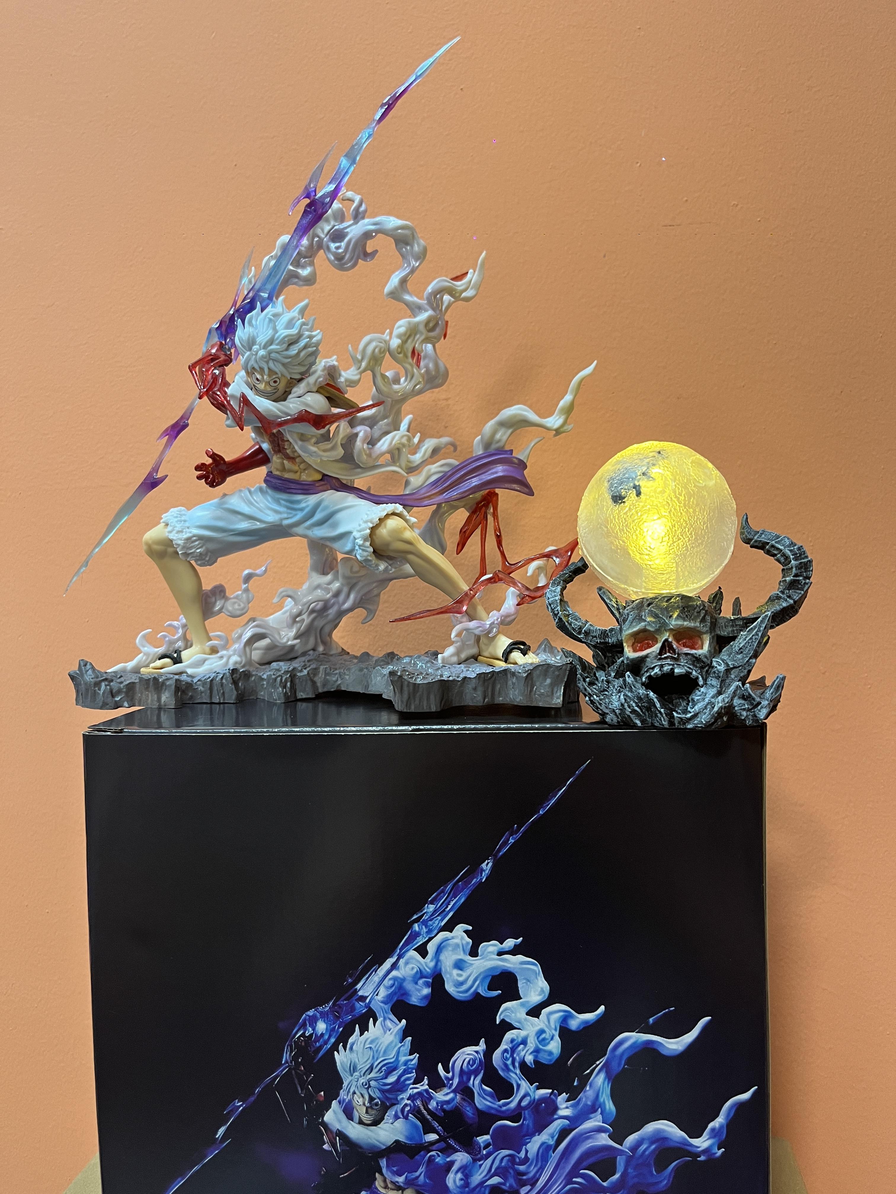 

Фигурка One Piece Ника Луффи Луффи Бог Солнца 5-я передача со световым шаром 28 см Экшн-фигурка ПВХ Статуэтка Модель Коллекция Декора Игрушка Подарок with box