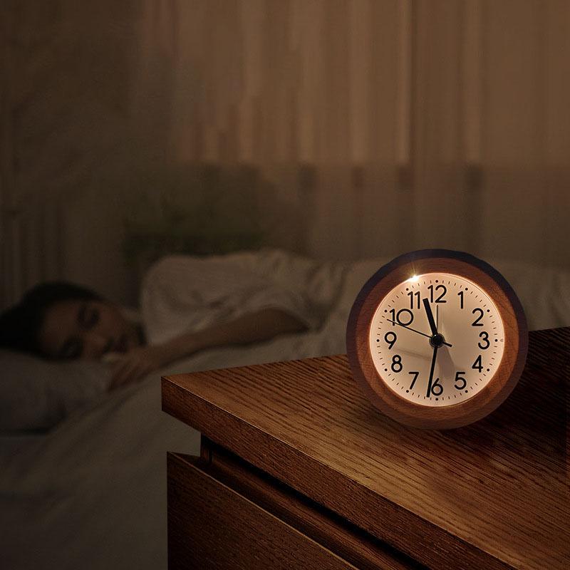 Simple solid wood alarm clock, original wood clock, creative luminous alarm clock, perfect for students who sleep in or are lazy.
