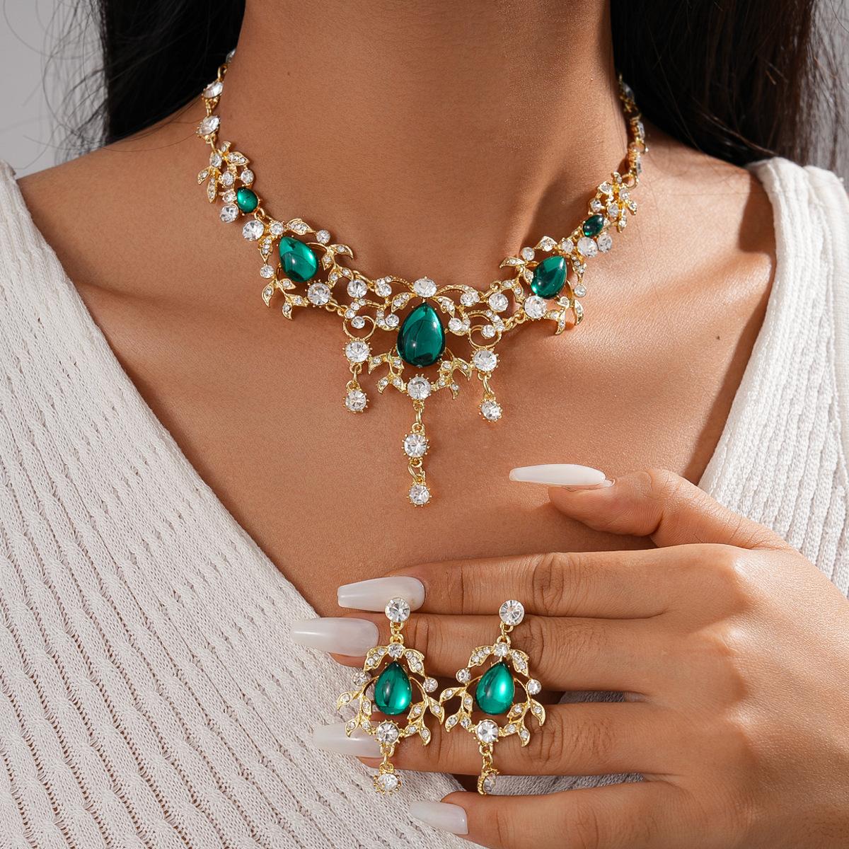 

Модные украшения для женщин золотой