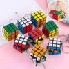 Mini 3x3 Zauberwürfel Schlüsselanhänger Partygeschenk Fidget Spielzeug Ästhetisches Taschenpuzzle für Kinder Nikolausstrumpf-Füller Goodie-Bag-Füller Geschenk