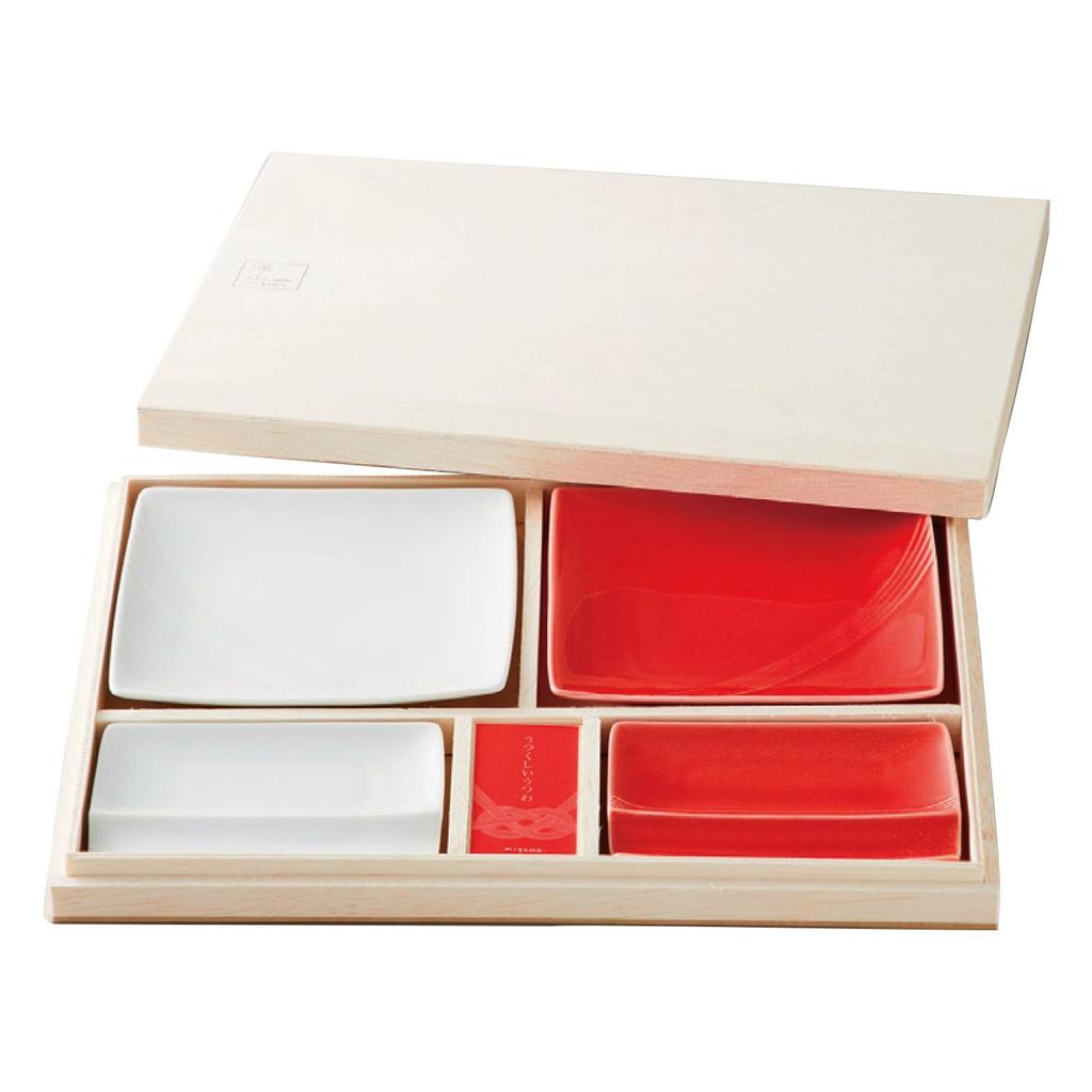 Mino Ware Miyama Gift Four Plates and Plates In a Wooden Red and Perfect for Weddings and Other Made In Product Number Set, Box, "Mizu-hiki" Design,